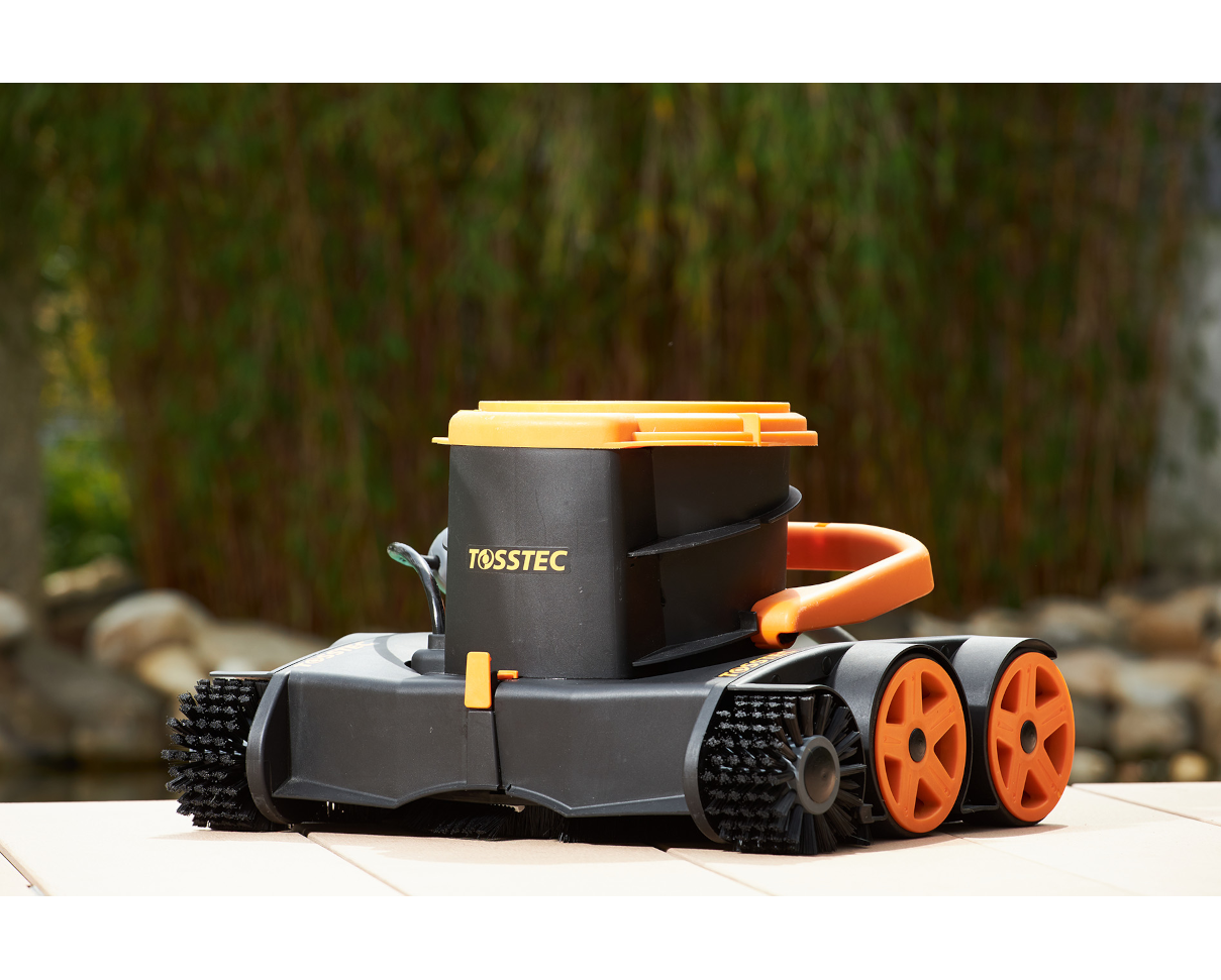 Der TOSSTEC Biopoolroboter TT-RB trocken vor Bambus
